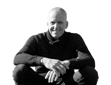 Webdesigner und Konzepter Ralf-Alexis Ruf in der Hocke.